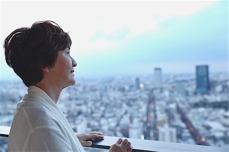 female with jacket looking away - Fashionable Japanese senior woman looking at Tokyo cityscape Stock Photo - Premium Royalty-Free, Code: 622-08765627