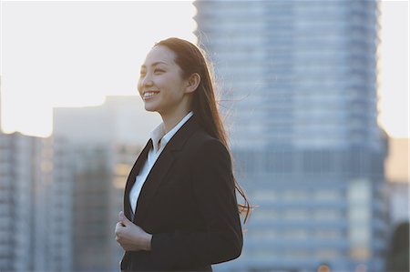 Portrait of young Japanese businesswoman by a river downtown Tokyo Foto de stock - Sin royalties Premium, Código: 622-08765688