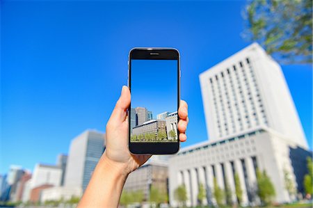 Japanese woman using augumented reality app on smartphone downtown Tokyo, Japan Photographie de stock - Premium Libres de Droits, Code: 622-08839825