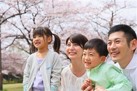 simsearch:862-03712492,k - Japanese family with cherry blossoms in a city park Stock Photo - Premium Royalty-Free, Code: 622-08893769