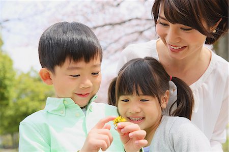 simsearch:862-03712492,k - Japanese mother and kids with cherry blossoms in a city park Stock Photo - Premium Royalty-Free, Code: 622-08893771