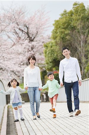 simsearch:859-06380299,k - Japanese family with cherry blossoms in a city park Stock Photo - Premium Royalty-Free, Code: 622-08893772