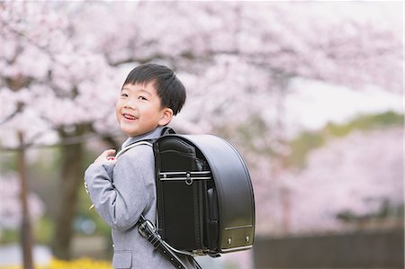 simsearch:862-03712492,k - Japanese kid with cherry blossoms in a city park Stock Photo - Premium Royalty-Free, Code: 622-08893825