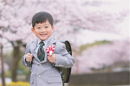 simsearch:862-03712492,k - Japanese kid with cherry blossoms in a city park Stock Photo - Premium Royalty-Free, Code: 622-08893826