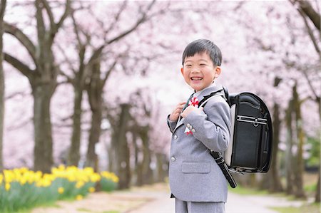 simsearch:862-03712492,k - Japanese kid with cherry blossoms in a city park Stock Photo - Premium Royalty-Free, Code: 622-08893827