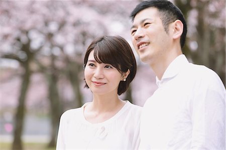 simsearch:862-03712492,k - Japanese couple with cherry blossoms in a city park Stock Photo - Premium Royalty-Free, Code: 622-08893830