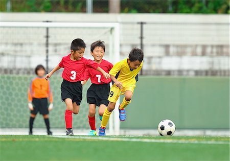 Japanese kids playing soccer Photographie de stock - Premium Libres de Droits, Code: 622-08893916