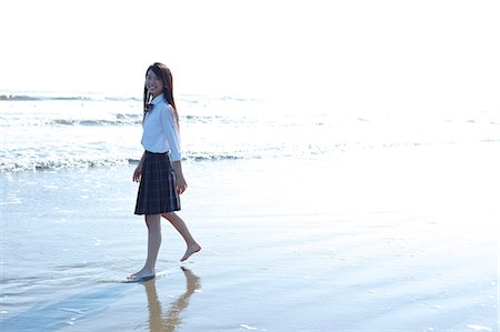 Young Japanese woman in a high school uniform by the sea, Chiba, Japan Foto de stock - Sin royalties Premium, Código: 622-08949170