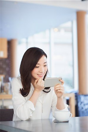 simsearch:622-08519691,k - Japanese woman with smartphone in a stylish cafe Stock Photo - Premium Royalty-Free, Code: 622-09014336