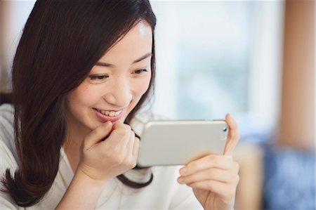 simsearch:622-08519691,k - Japanese woman with smartphone in a stylish cafe Stock Photo - Premium Royalty-Free, Code: 622-09014344