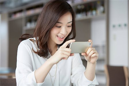 simsearch:622-08519691,k - Japanese woman with smartphone in a stylish cafe Stock Photo - Premium Royalty-Free, Code: 622-09014652