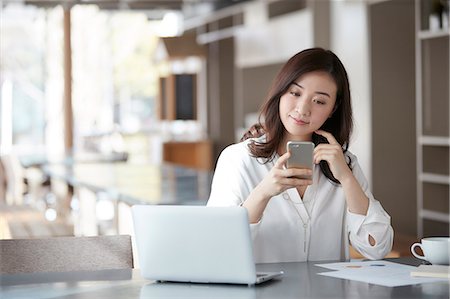 simsearch:6109-08690411,k - Japanese woman with smartphone in a stylish cafe Stock Photo - Premium Royalty-Free, Code: 622-09014679
