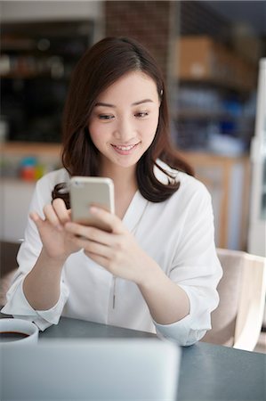 simsearch:6109-08690411,k - Japanese woman with smartphone in a stylish cafe Stock Photo - Premium Royalty-Free, Code: 622-09014753