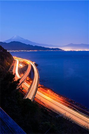 simsearch:622-06549437,k - Night view of Mount Fuji and highway from Satta ridge at sunset, Shizuoka Prefecture, Japan Foto de stock - Sin royalties Premium, Código: 622-09025310