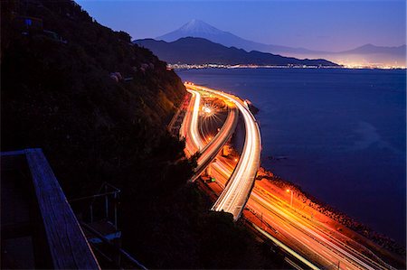 simsearch:622-06549437,k - Night view of Mount Fuji and highway from Satta ridge at sunset, Shizuoka Prefecture, Japan Foto de stock - Sin royalties Premium, Código: 622-09025311
