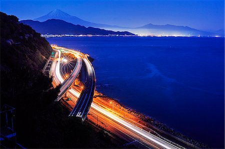 simsearch:622-06549437,k - Night view of Mount Fuji and highway from Satta ridge at sunset, Shizuoka Prefecture, Japan Foto de stock - Sin royalties Premium, Código: 622-09025312