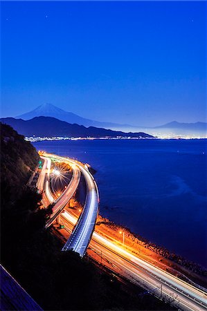 simsearch:622-06549437,k - Night view of Mount Fuji and highway from Satta ridge at sunset, Shizuoka Prefecture, Japan Foto de stock - Sin royalties Premium, Código: 622-09025313