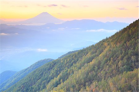 simsearch:859-08359600,k - Beautiful view of Mount Fuji and autumn leaves, Yamanashi Prefecture, Japan Photographie de stock - Premium Libres de Droits, Code: 622-09101163