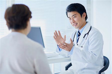 simsearch:693-06324311,k - Japanese doctor with a patient in his studio Stock Photo - Premium Royalty-Free, Code: 622-09169664