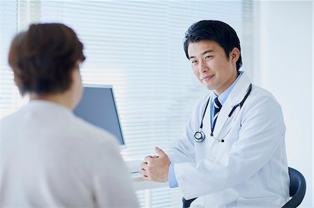 simsearch:693-06324311,k - Japanese doctor with a patient in his studio Stock Photo - Premium Royalty-Free, Code: 622-09169665