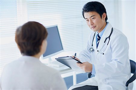 simsearch:693-06324311,k - Japanese doctor with a patient in his studio Stock Photo - Premium Royalty-Free, Code: 622-09169666