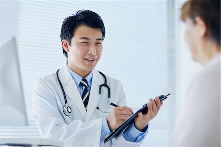 simsearch:693-06324311,k - Japanese doctor with a patient in his studio Stock Photo - Premium Royalty-Free, Code: 622-09169668