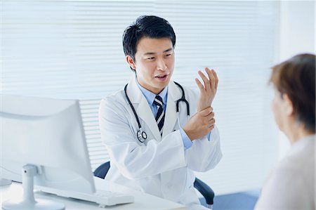 simsearch:693-06324311,k - Japanese doctor with a patient in his studio Stock Photo - Premium Royalty-Free, Code: 622-09169669