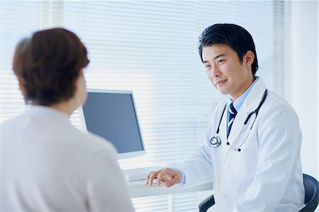 simsearch:693-06324311,k - Japanese doctor with a patient in his studio Stock Photo - Premium Royalty-Free, Code: 622-09169663