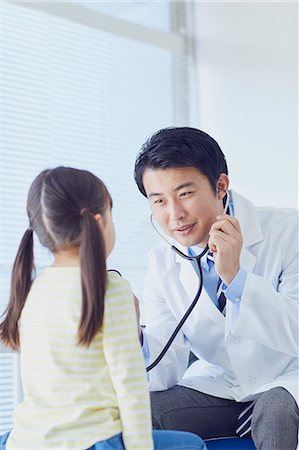 simsearch:693-06324311,k - Japanese doctor with a patient in his studio Stock Photo - Premium Royalty-Free, Code: 622-09169674