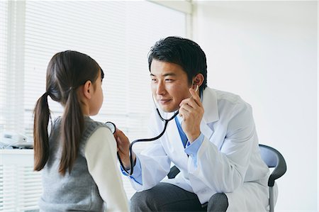 simsearch:693-06324311,k - Japanese doctor with a patient in his studio Stock Photo - Premium Royalty-Free, Code: 622-09169679