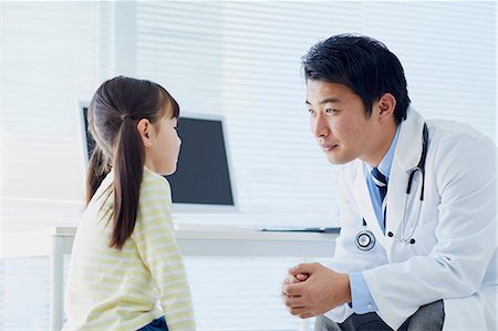 simsearch:693-06324311,k - Japanese doctor with a patient in his studio Stock Photo - Premium Royalty-Free, Code: 622-09169672