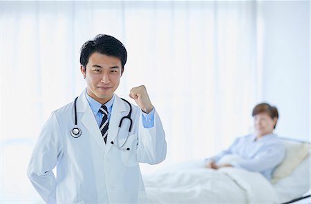 simsearch:693-06324311,k - Japanese doctor with a patient in bed Stock Photo - Premium Royalty-Free, Code: 622-09169684