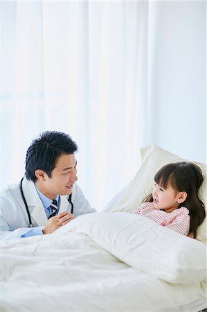 simsearch:693-06324311,k - Japanese doctor with a patient in bed Stock Photo - Premium Royalty-Free, Code: 622-09169687