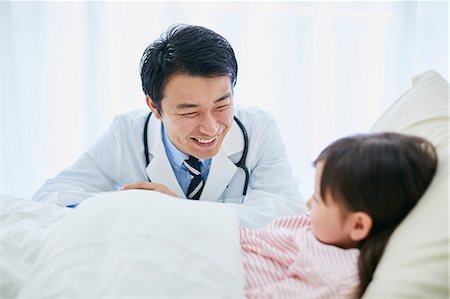 simsearch:693-06324311,k - Japanese doctor with a patient in bed Stock Photo - Premium Royalty-Free, Code: 622-09169688