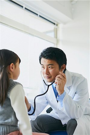 simsearch:693-06324311,k - Japanese doctor with a patient in his studio Stock Photo - Premium Royalty-Free, Code: 622-09169680