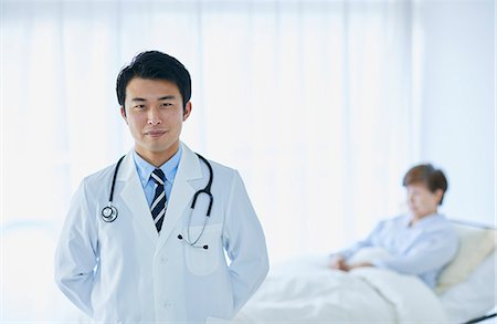 simsearch:693-06324311,k - Japanese doctor with a patient in bed Stock Photo - Premium Royalty-Free, Code: 622-09169682