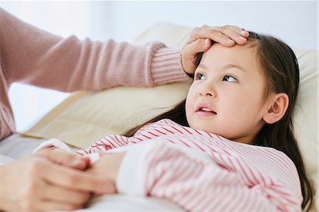simsearch:632-03424324,k - Sick Japanese kid in bed Stock Photo - Premium Royalty-Free, Code: 622-09169690