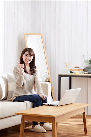 simsearch:614-02985267,k - Japanese woman buying online Stock Photo - Premium Royalty-Free, Code: 622-09169775