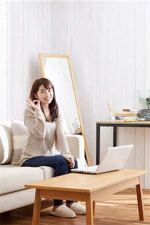 simsearch:614-02985267,k - Japanese woman buying online Stock Photo - Premium Royalty-Free, Code: 622-09169776