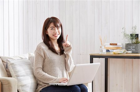 simsearch:614-02985267,k - Japanese woman buying online Stock Photo - Premium Royalty-Free, Code: 622-09169778