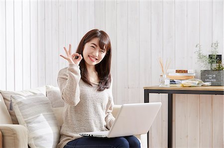 simsearch:614-02985267,k - Japanese woman buying online Stock Photo - Premium Royalty-Free, Code: 622-09169779