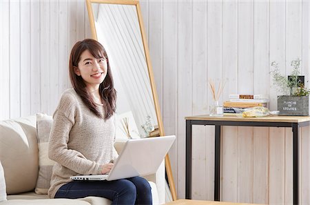 simsearch:614-02985267,k - Japanese woman buying online Stock Photo - Premium Royalty-Free, Code: 622-09169771