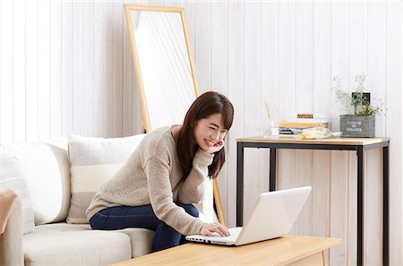 simsearch:614-02985267,k - Japanese woman buying online Stock Photo - Premium Royalty-Free, Code: 622-09169773