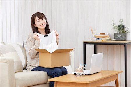 simsearch:614-02985267,k - Japanese woman buying online Stock Photo - Premium Royalty-Free, Code: 622-09169784