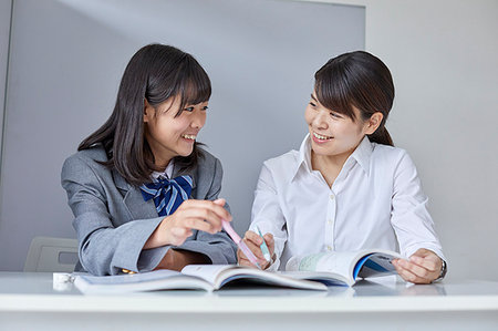 simsearch:400-07411030,k - Japanese junior high student with teacher Stock Photo - Premium Royalty-Free, Code: 622-09186643