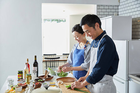 room mates - Japanese mature couple in the kitchen Foto de stock - Sin royalties Premium, Código: 622-09187152