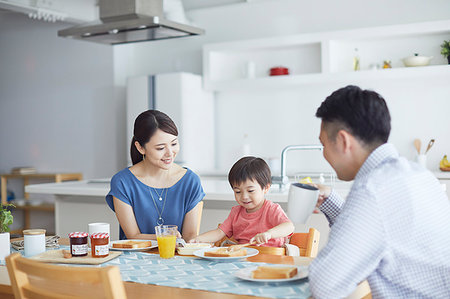 room mates - Japanese family in the kitchen Stock Photo - Premium Royalty-Free, Code: 622-09187235