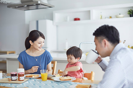 room mates - Japanese family in the kitchen Stock Photo - Premium Royalty-Free, Code: 622-09187236