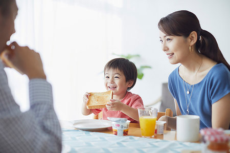 room mates - Japanese family in the kitchen Stock Photo - Premium Royalty-Free, Code: 622-09187246