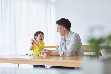 parents relaxing with kids - Japanese father and kid playing Photographie de stock - Premium Libres de Droits, Code: 622-09187278